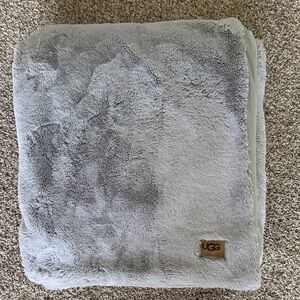 UGG Cozy Plush Throw Blanket - Gray